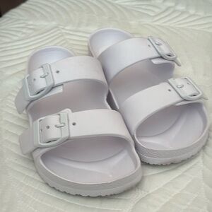 Shade & Shore White Sandals in EUC. Women’s size 6